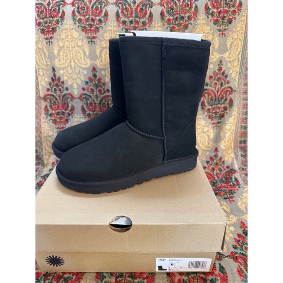 Women UGG CLASSIC SHORT II BLACK COLOR SUEDE SHEEPSKIN BOOTS WOMENS SIZE 6 US